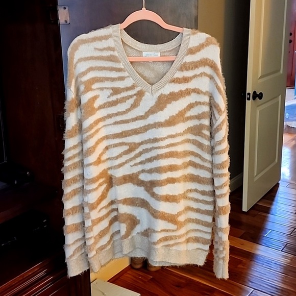 Grace and Lace sweater - Picture 3 of 8